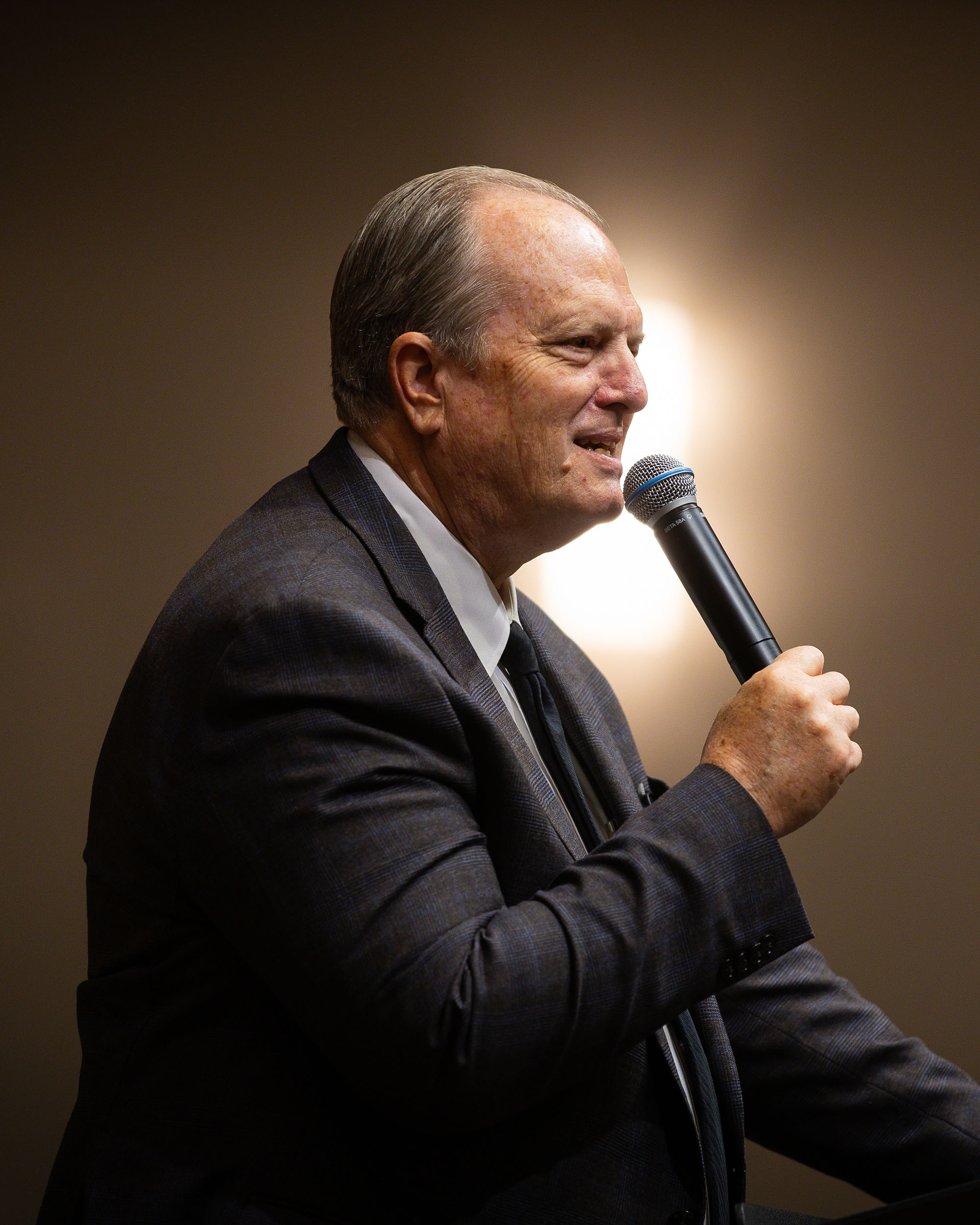 Pastor Carl Brown predicando en Iglesia Inland Lighthouse
